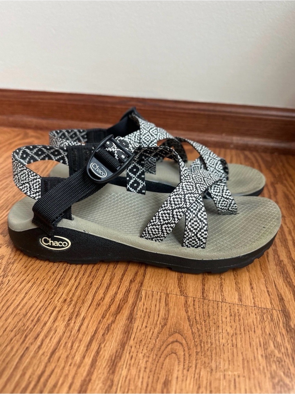 Chaco Z/Cloud 2 Strappy Sandals Womens 7 Black/White